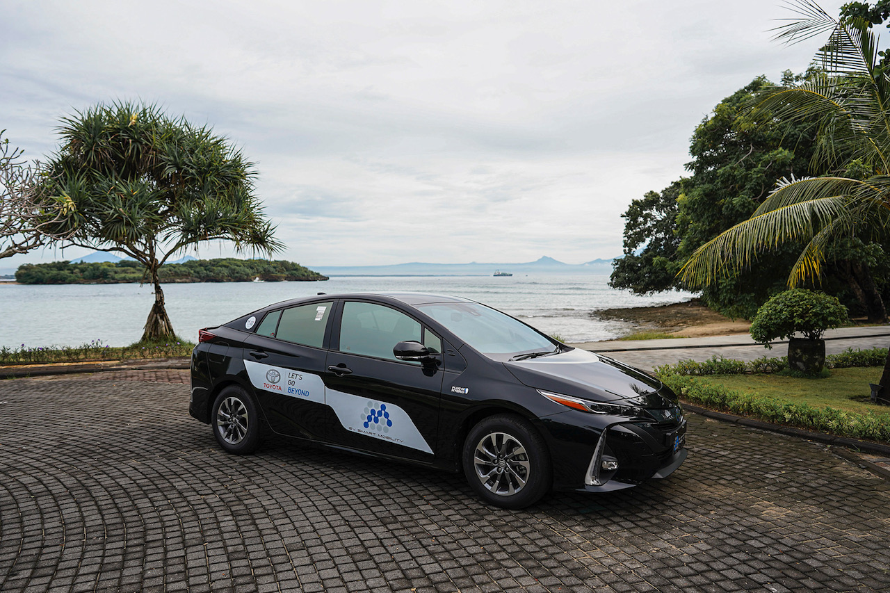 Toyota prius phev bali